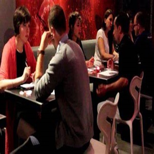 Des célibataires réunis lors d’un speed-dating