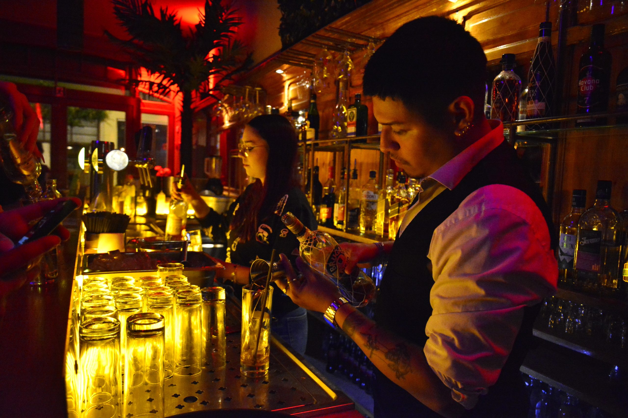 Intérieur chaleureux du Cartagena Salsa Bar à Bruxelles